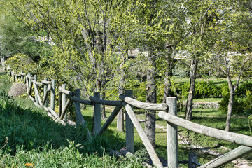 Valla de madera bordeando un parque público en la localidad de Cuellar, Segovia