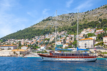 Naklejka premium Touristic ship by the shore in Dubrovnik in Croatia