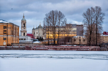 Fototapeta na wymiar View of the Prince Vladimir Cathedral from the Makarov embankment.