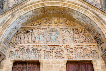 Le tympan de l'abbatiale Sainte-Foy à Conques-en-Rouergue - Aveyron en Occitanie - France - obrazy, fototapety, plakaty