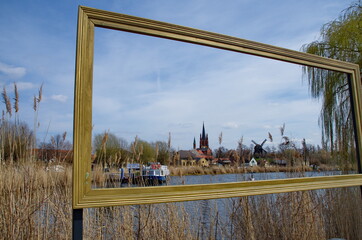 Fototapeta na wymiar Blick auf die Inselstadt von Werder (Havel) durch einen Rahmen nahe der Inselbrücke