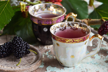 chá de amoras frescas servidas em xícaras antigas sobre fundo rústico