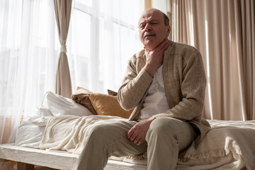 Obraz premium Senior caucasian man suffering from throat pain.