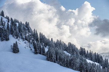 Winterlandschaft mit Wolken