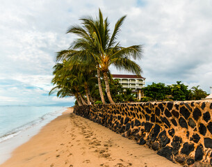 Obraz premium Lava Rock Wall and Palm Trees on Lahaina Beach, Lahaina, Maui, Hawaii, USA