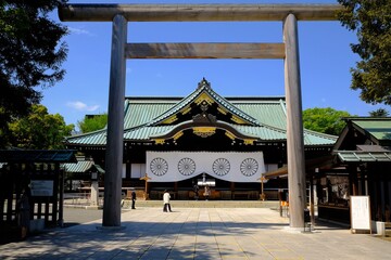 靖國神社　中門鳥居と拝殿