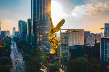 Papier Peint photo Etats Unis El Angel de la independencia tomado con drone luciendo su color oro con reforma como fondo en la bella ciudad de mexico