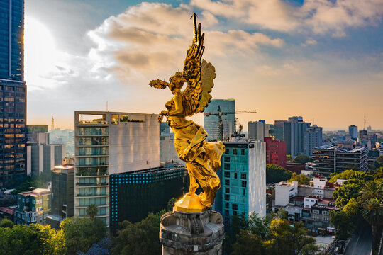 El Angel de la independencia tomado con drone luciendo su color oro con  reforma como fondo en la bella ciudad de mexico Photos