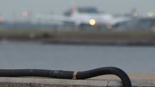 空港の対岸から見る着陸したばかりの飛行機のぼかし撮影