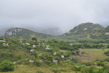 Obraz premium Monte em Monte das Gameleiras rodeadas de pedras