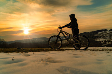 Fototapeta na wymiar cyclist on sunset