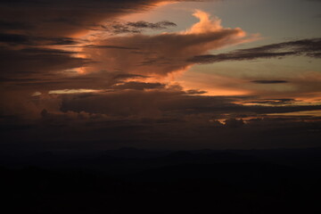 Crepúsculo de nuvens, por do sol