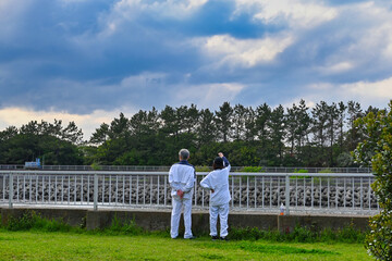 シニアの夫婦の散歩