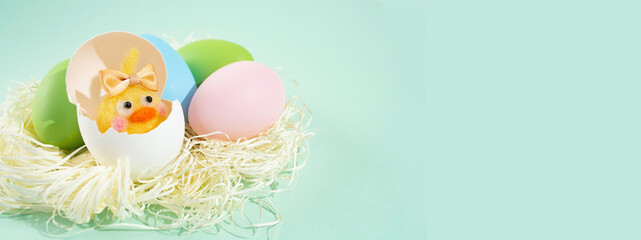 イースターエッグと生まれたばかりのひよこ © mimi@TOKYO