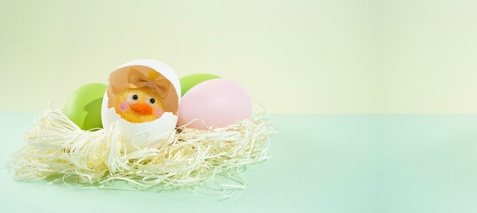 イースターエッグと生まれたばかりのひよこ：イースター（復活日）のイメージ © mimi@TOKYO