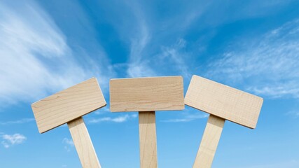 3つのプレートと青空