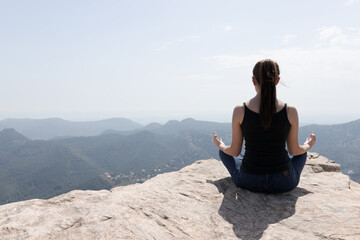 Fototapeta na wymiar girl doing yoga on the mountain