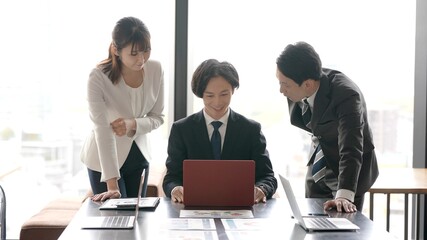 Fototapeta premium オフィスでミーティングをするアジア人のビジネスグループ