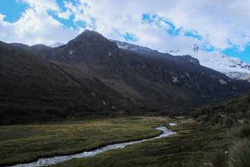 南米ペルー　ワラスから日帰りで行くレイク69までのトレッキング風景
