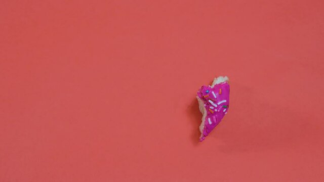  dona rosado con lluvia de colores stopmotion mordisco