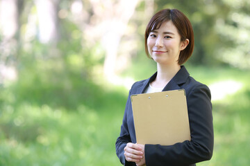 Fototapeta premium バインダーを持つ女性社員
