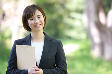Fototapeta premium バインダーを持つ女性社員