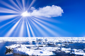 オホーツク海の流氷原に差し込む太陽光線