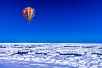オホーツク海の流氷原に漂うバルーン © san724