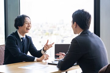 会議、打合せをする若い日本人ビジネスマン - obrazy, fototapety, plakaty
