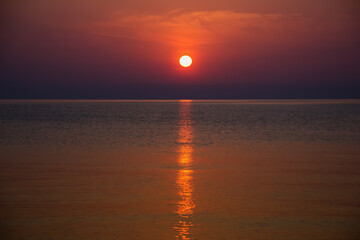 reflection of the sun during sunrise