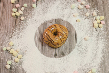 Dona dulce glaseada cubierta y malvaviscos con azucar