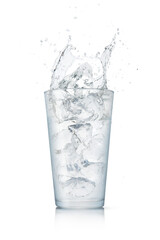 白背景に置かれた氷入りのグラス。落とした氷で飛沫の上がった瞬間のテクスチャー。