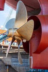 造船所で建造しているタンカーの巨大スクリュー（津市・三重）