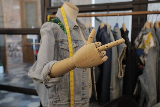 dedo grosero con mano de maniqui con chaqueta o chamarra de jean