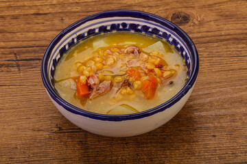 Pea soup with smoked ribs