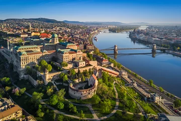 Photo sur Plexiglas Széchenyi lánchíd Budapest, Hungary - Aerial skyline view of beautiful Buda Castle Royal Palace and South Rondella at sunrise with Szechenyi Chain Bridge, River Danube, Matthias Church and Parliament of Hungary