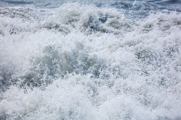 Fototapeta na wymiar Splashing big waves on the seashore.