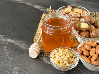 mix of nuts: almonds, cashews, pine nuts, macadamia and honey
