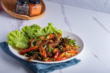 Fried mackerel mixed with red curry paste