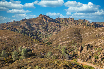 Fototapeta na wymiar Rock formations in Pinnacles National Park in California, the destroyed remains of an extinct volcano on the San Andreas Fault. Beautiful landscapes, cozy hiking trails for tourists and travelers.