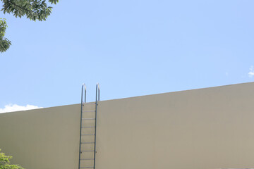 concrete wall and blue sky with ladder © 서윤 배