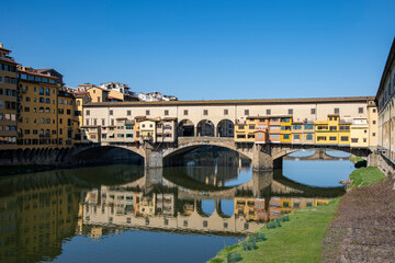 Fototapeta na wymiar Firenze, Ponte Vecchio e il fiume Arno
