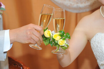 乾杯 結婚披露宴での新郎新婦による祝杯 Wall Mural Wallpaper Murals Diamondforce 乾杯 結婚披露宴での新郎新婦による祝杯 Wall Mural Wallpaper Murals Diamondforce