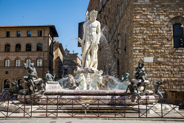 Obraz premium Firenze, la Fontana del Nettuno, detta anche di Piazza o il Biancone, realizzata da un gruppo di artisti, con la statua centrale di Ammannati, e situata in piazza della Signoria