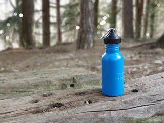 Obraz premium no more plastic bottles, reusable aluminum bottle