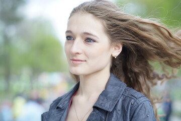 Obraz premium Portrait of a young beautiful girl in the park