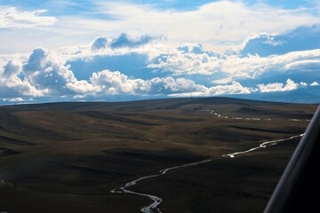 Fototapeta na wymiar Luftbild einer Tundra Landschaft mit Wolkenkulisse im Horizont - Polarregion von Alaska