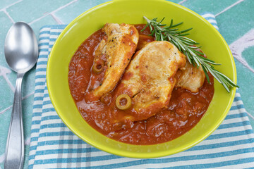 filet de poulet cuisiné avec une sauce tomate