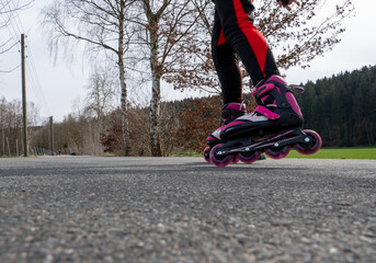 Inlineskating auf einer Straße