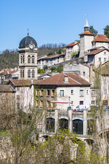 Vue sur les maisons suspendues au-dessus de la rivière à Pont-en-Royans (Auvergne-Rhône-Alpes,...